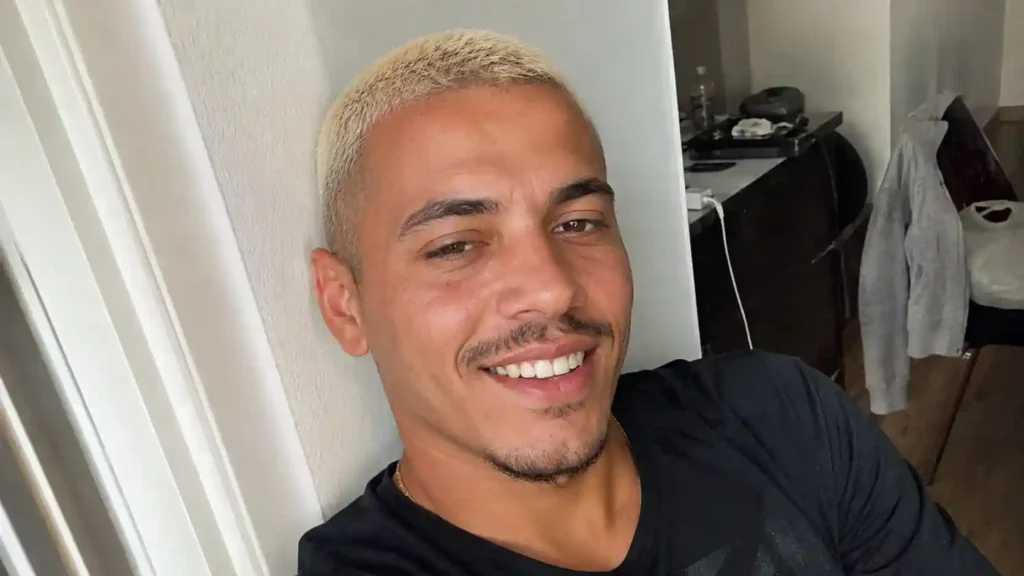 Blond gefärbter Buzz Cut als Styling-Idee für Männer