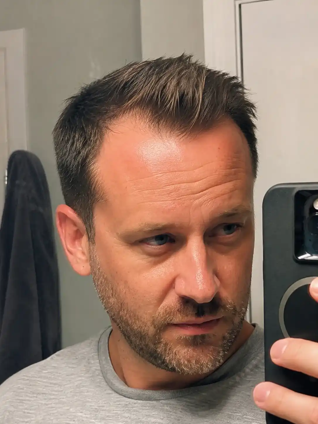 Business Frisuren Männer bei Geheimratsecken: kurze, texturierte Schnitte lenken den Blick geschickt vom Haaransatz ab