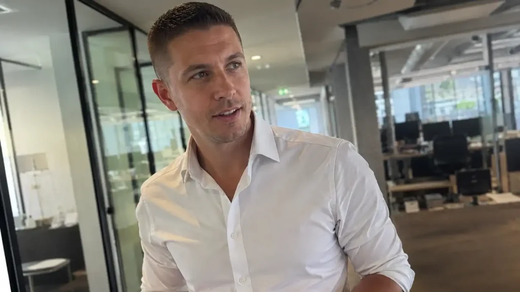 Gepflegte Business Frisuren Männer im Büroalltag: kurzer Haarschnitt mit texturiertem Deckhaar für einen seriösen, modernen Look