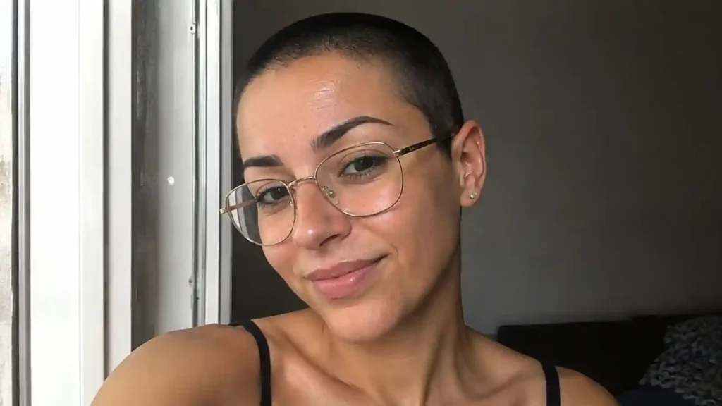 Frau mit Buzz Cut und Brille im Alltag