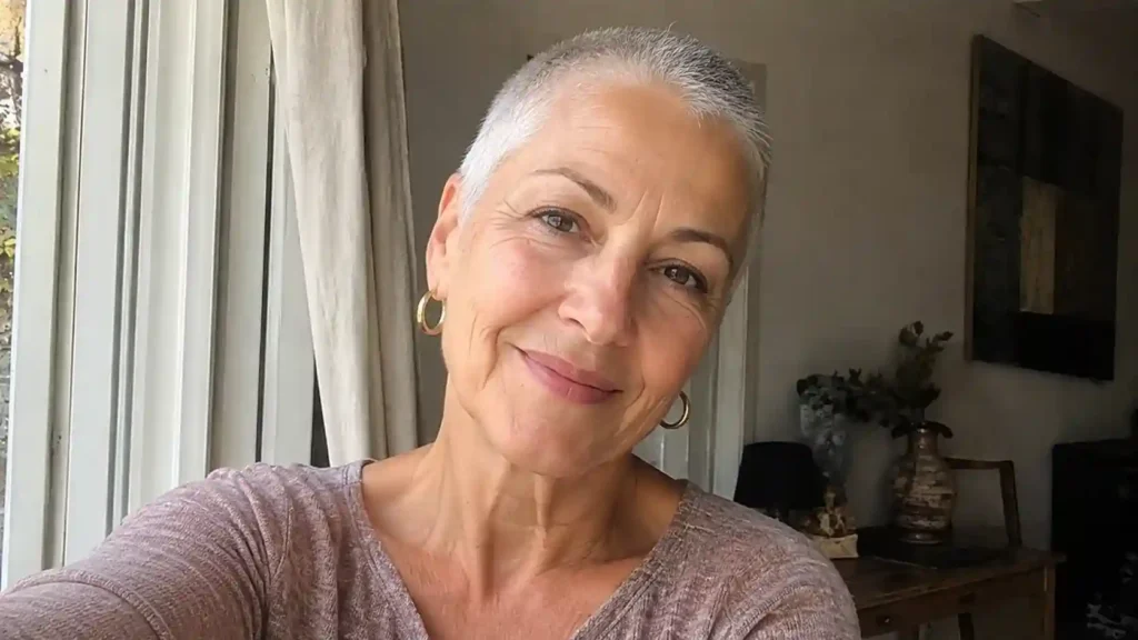 Buzz Cut Frisur bei einer Frau über 50