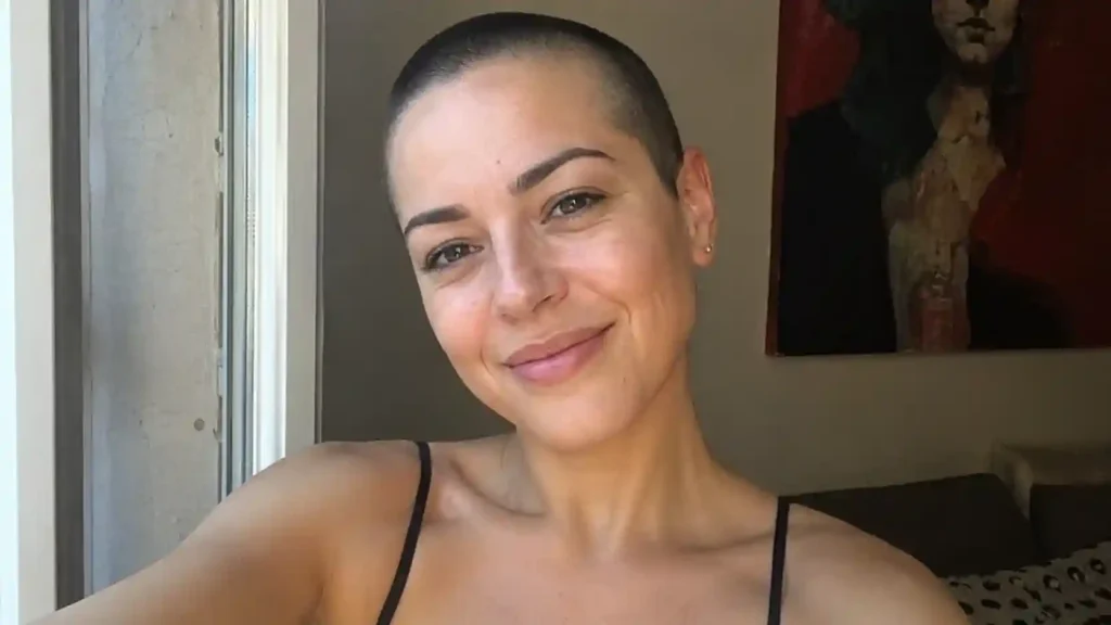 Frau mit Buzz Cut Frisur – selbstbewusstes Lächeln, Buzz Cut Frauen