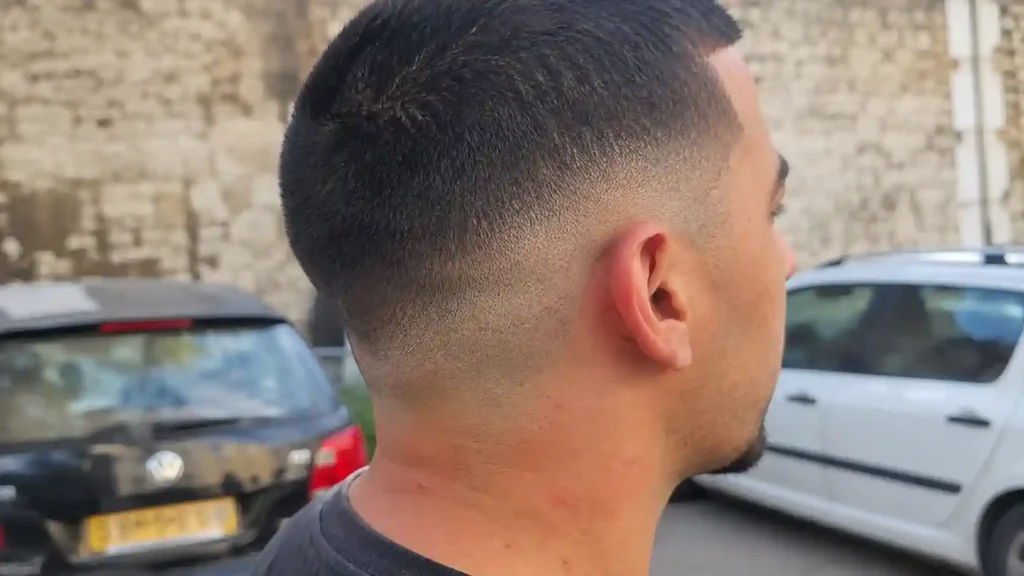 Buzz Cut Männer mit sanftem Fade Übergang an den Seiten