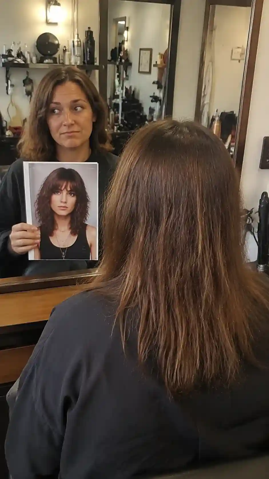 Kundin vergleicht Wunschfrisur mit ihrem eigenen Haar im Salon - Frisuren bei Haarausfall