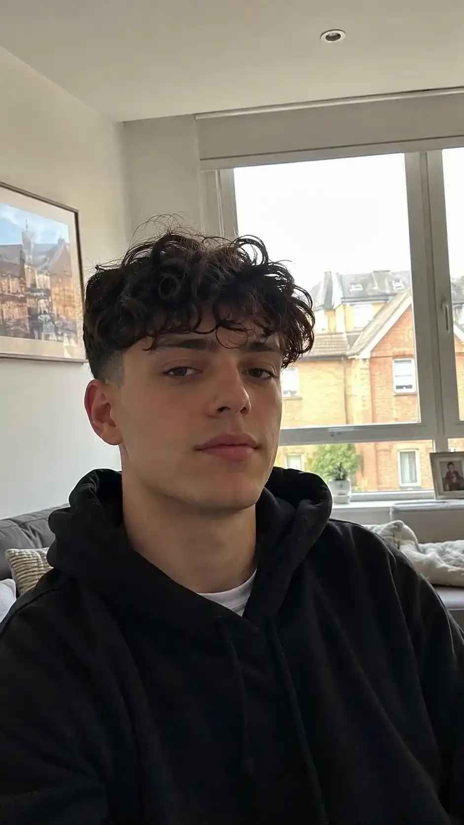 Curly Fringe mit lockerem Pony passt zu Männern mit Locken, die einen weichen natürlichen Look suchen