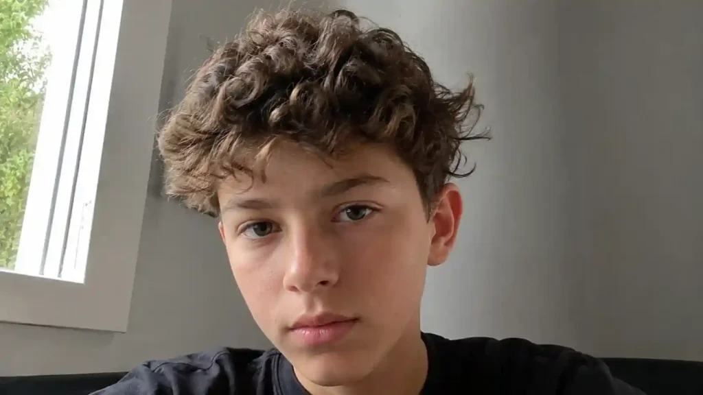 Nahaufnahme von natürlichen Locken bei einem Jungen