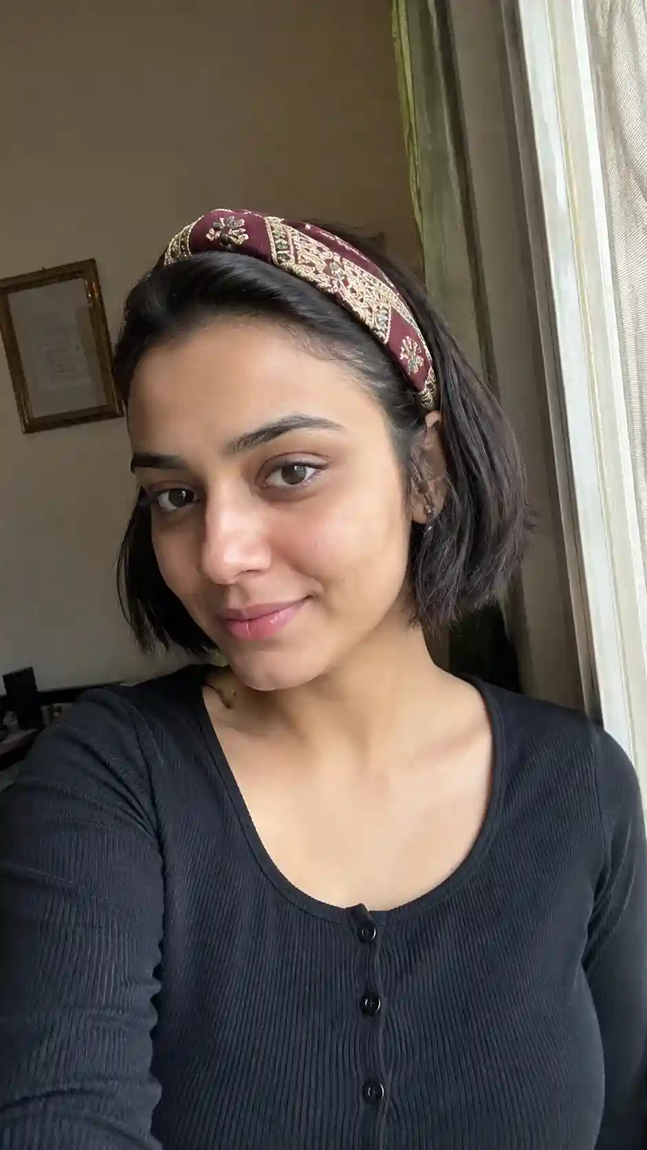 Einfache Dirndl Frisur für kurze Haare mit Haarband