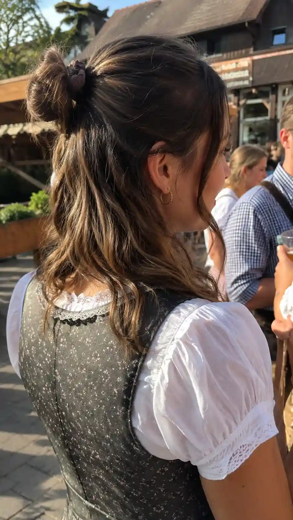 Halber Dutt als einfache Dirndl Frisur für mittellange Haare