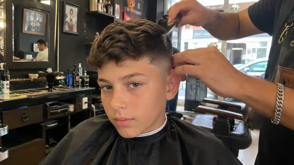Junge beim ersten Haarschnitt im Friseursalon