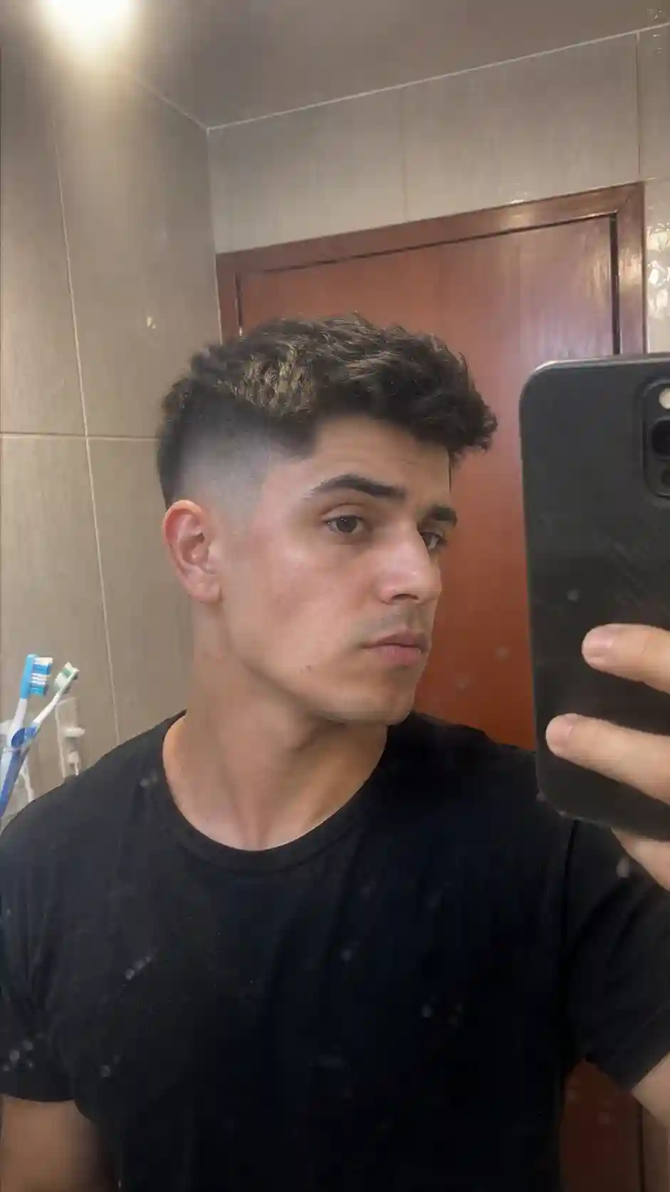 Mann mit frischem Undercut, kurze Seiten und längeres Deckhaar