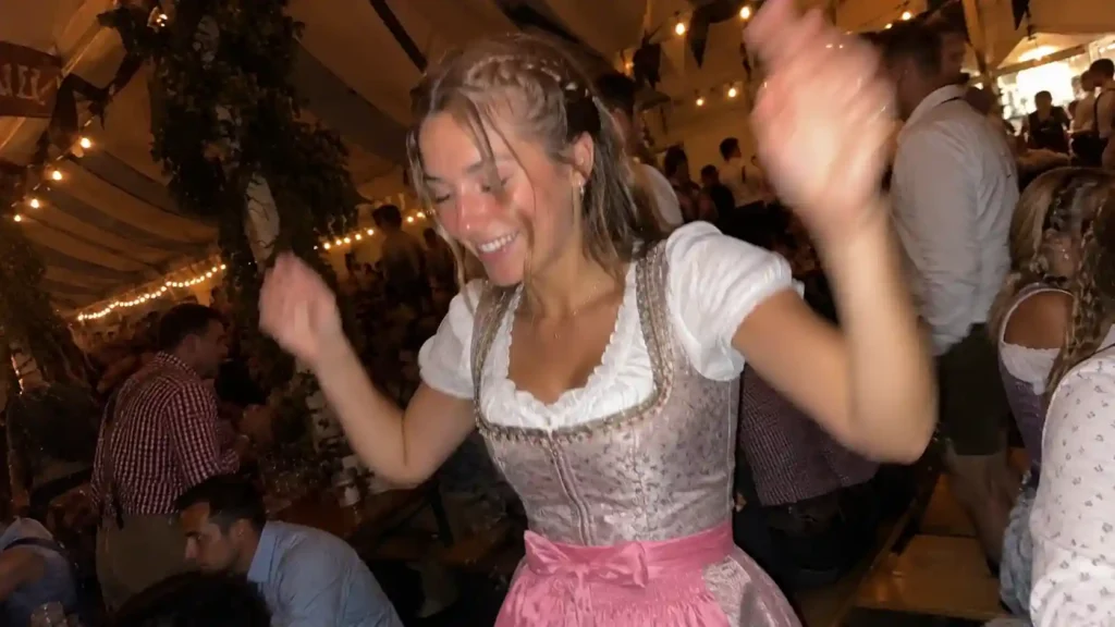 Oktoberfest Frisur hält auch beim Tanzen im Bierzelt
