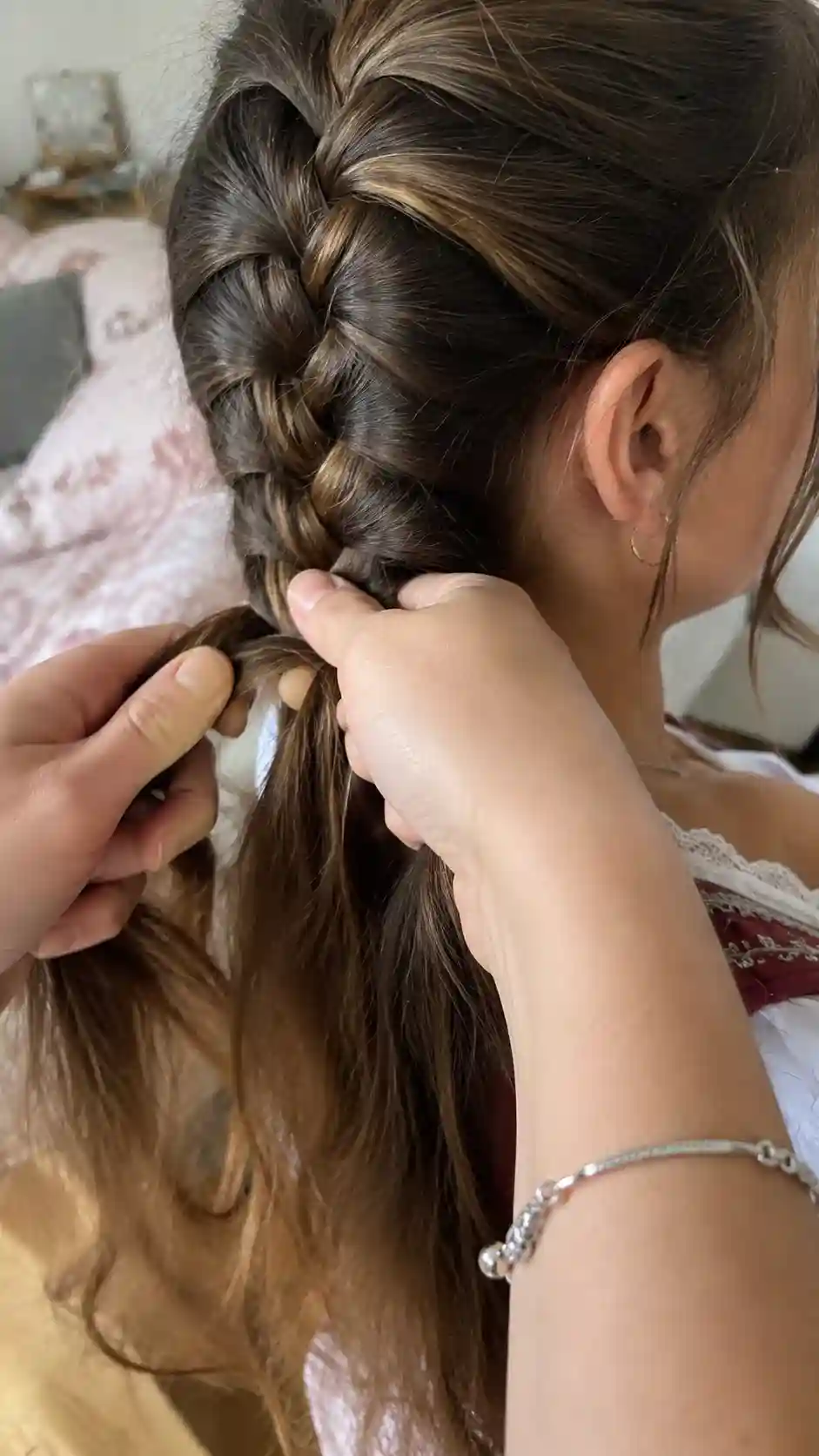 Schritt-für-Schritt Anleitung für eine einfache geflochtene Dirndl Frisur
