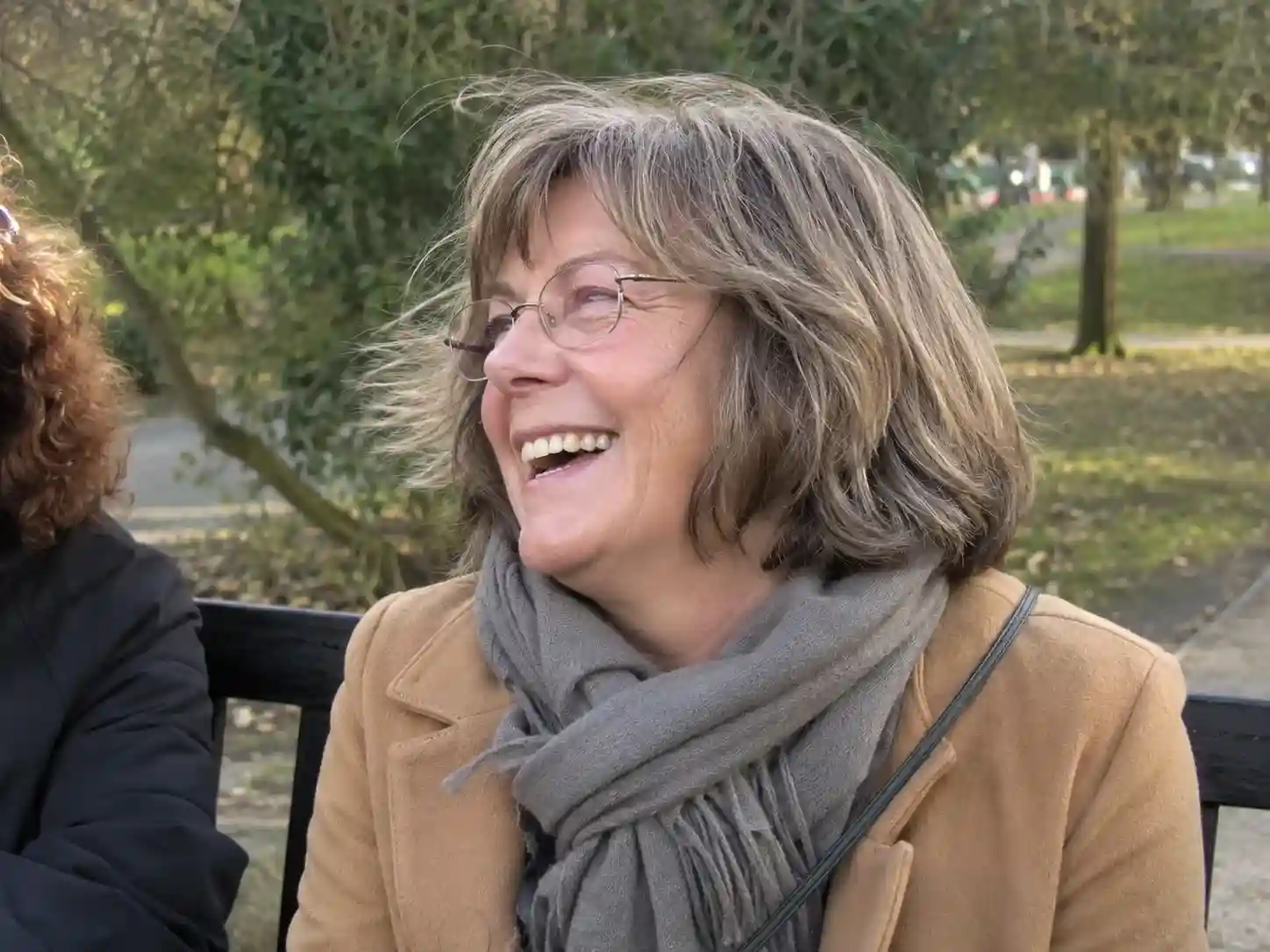Gestufter Bob mit Brille im Freien als eine der Frisuren ab 60 die jünger machen mit Brille