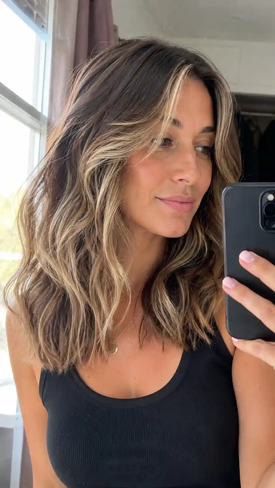 Frau mit gesichtsumspielenden Highlights im Haar