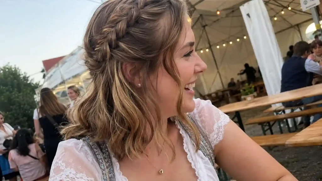 Geflochtener Half-Up-Look für schulterlanges Haar beim Oktoberfest