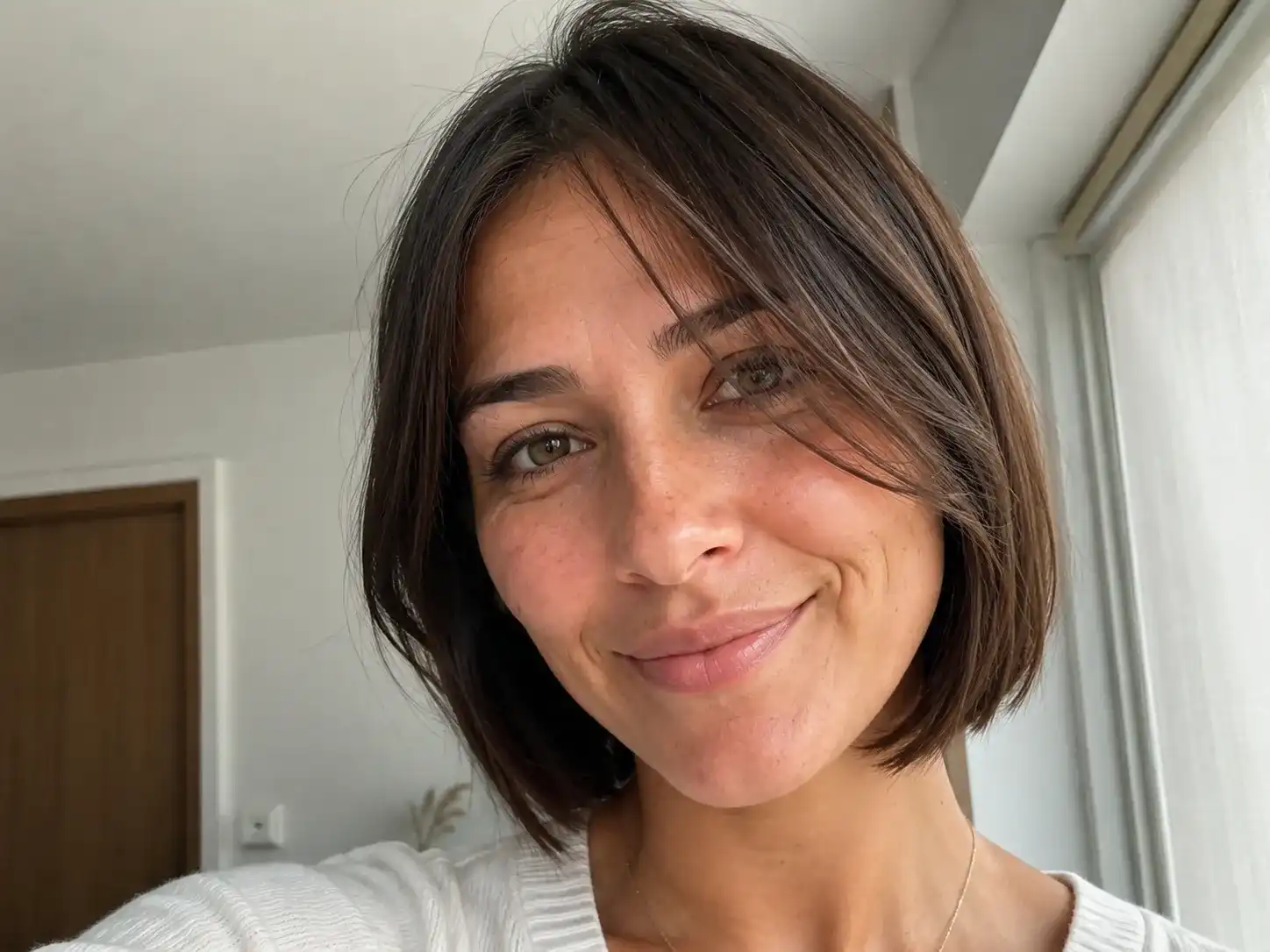 Kinnlange Frisuren mit seitlichem Pony, der das Gesicht weich umrahmt