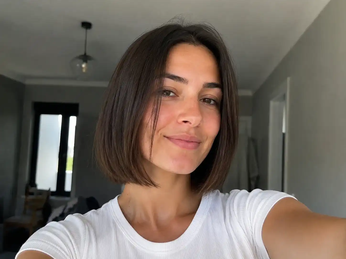 Frau mit klassischem geradem Bob in Kinnlänge, die Haarlänge endet direkt am Kinn