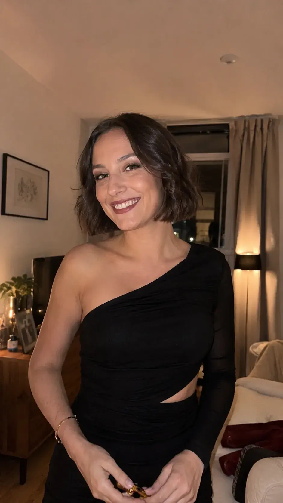 Kurze Haare festlich gestylt mit sanften Wellen für einen Abend-Look