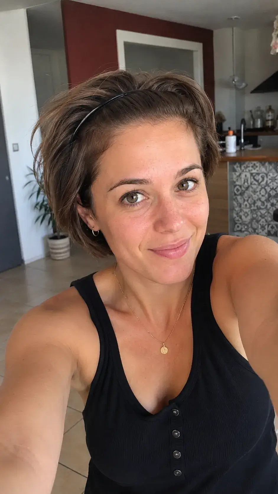 Kurze Haare mit Haarband gestylt im Alltag