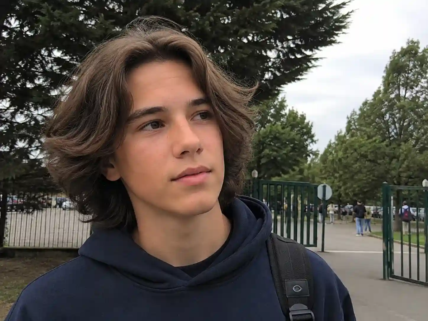 Junge mit schulterlangen Haaren im lässigen Bro-Flow-Stil, einer der langen Frisuren für Jungs ab 13