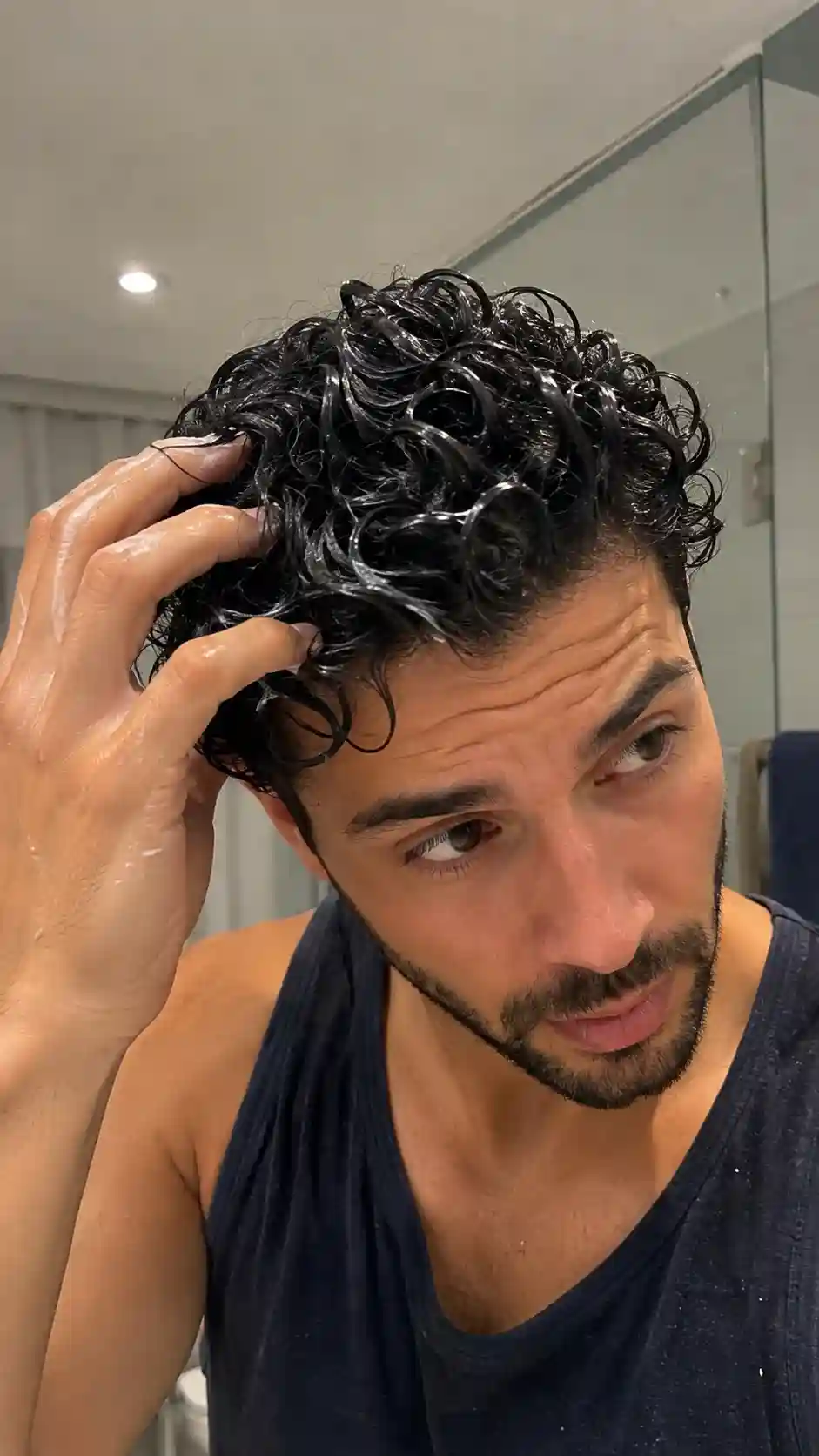 Styling-Tipp für Männer mit Locken: Lockencreme wird im feuchten Haar für definierte Locken verteilt