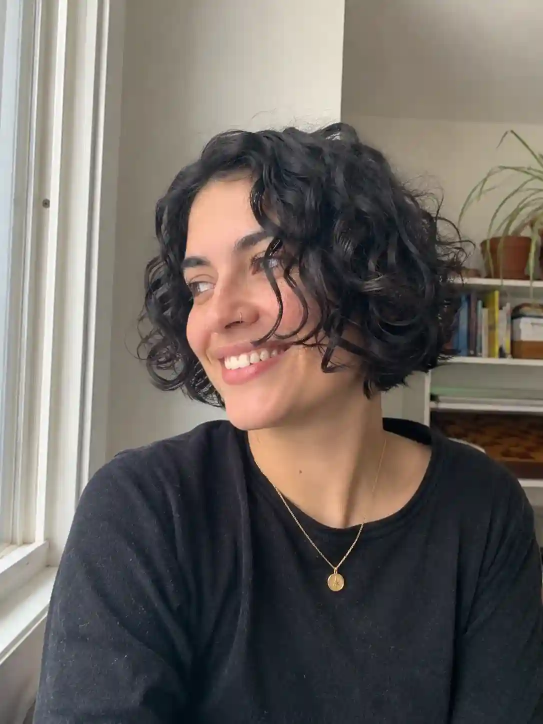 Kinnlange Frisuren als lockiger Bob mit natürlicher Textur und lässigem Look
