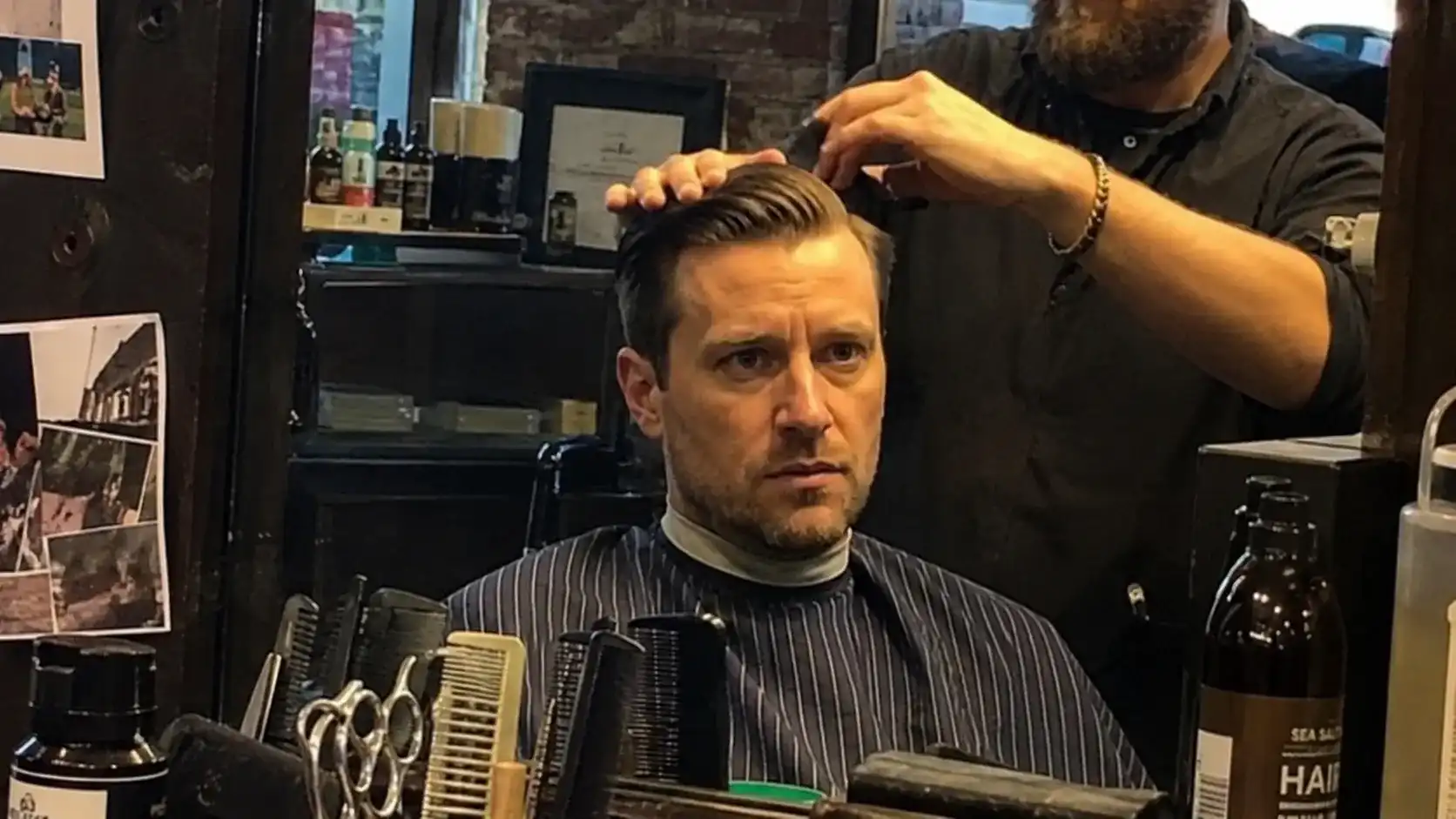 Business Frisuren Männer mittellang mit klassischem Seitenscheitel, professionell mit Pomade beim Friseur gestylt
