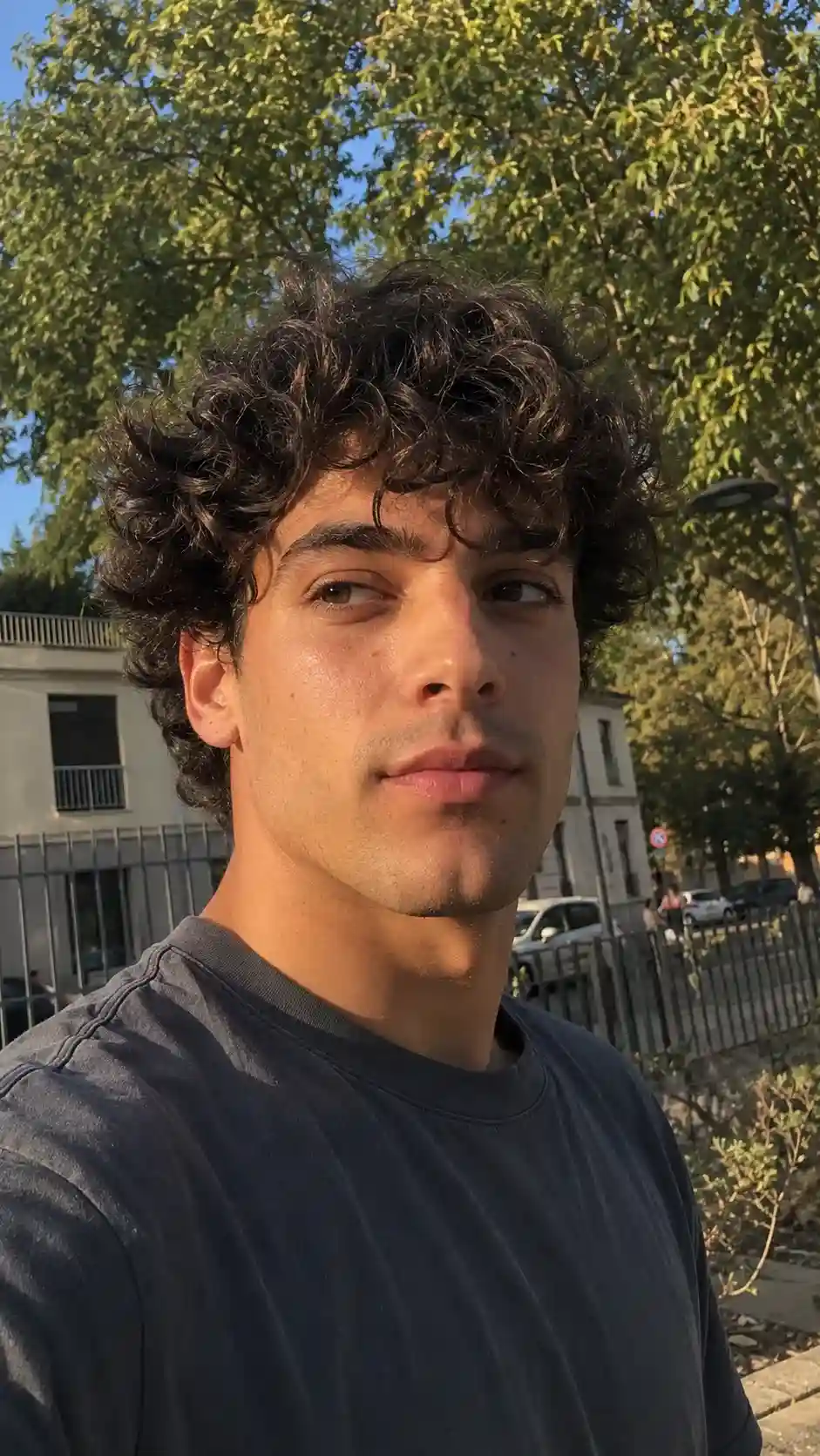 Mann mit modernen Locken Frisuren und natürlicher Haarstruktur