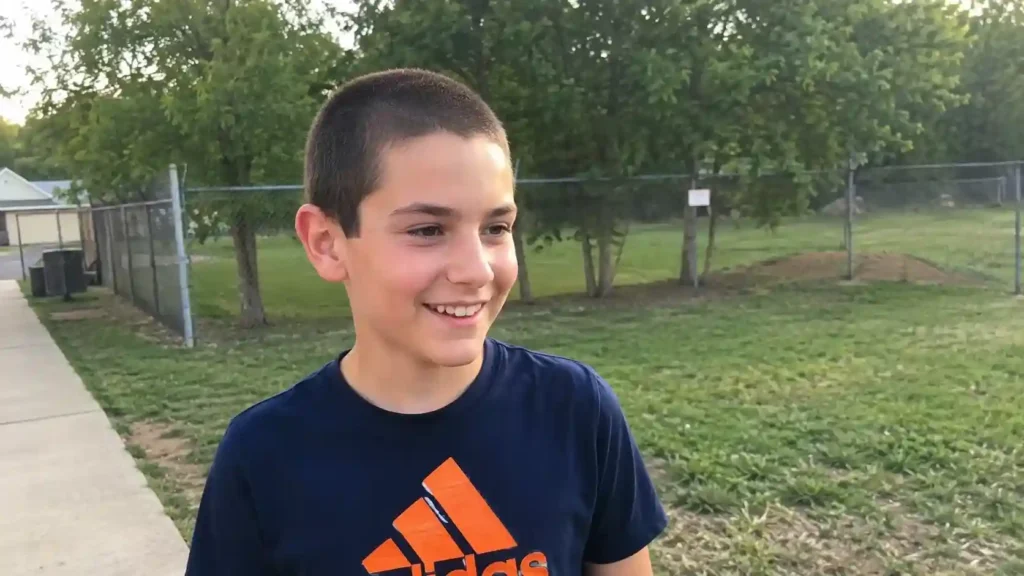 Junge mit kurzem Buzz Cut im Alltag