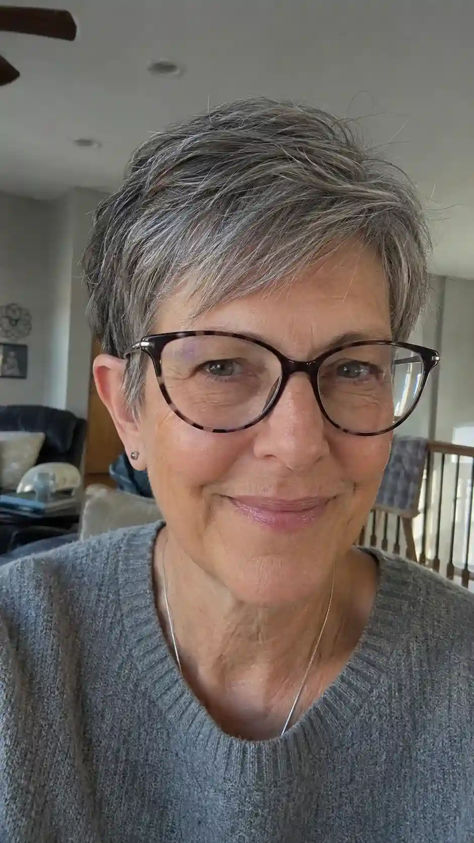 Frau ab 60 mit kurzem Pixie Cut, der jünger wirken lässt
