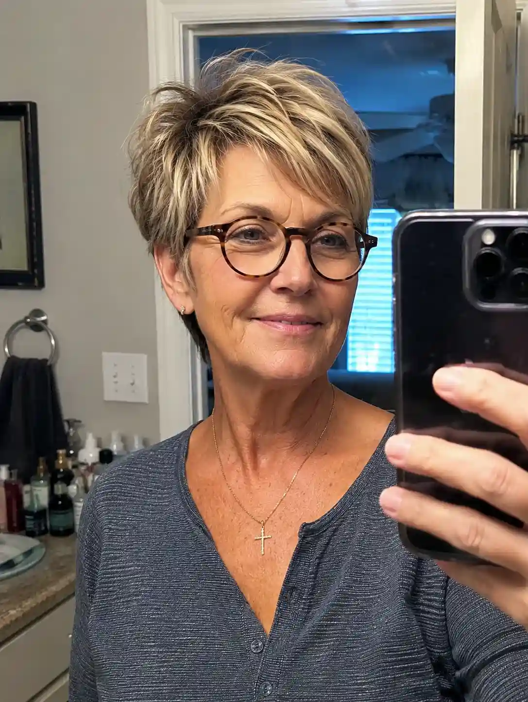 Kurzer Pixie Cut mit Stufen und Brille als Beispiel für Frisuren ab 60 die jünger machen mit Brille