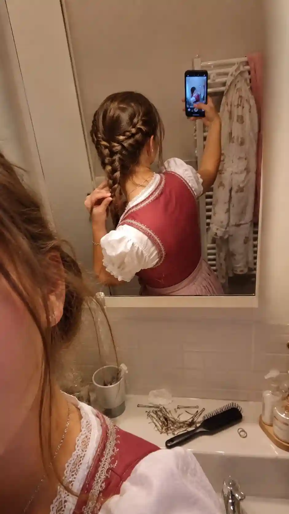 Frau bereitet sich mit einer einfachen Dirndl Frisur vor - Einfache Dirndl Frisuren