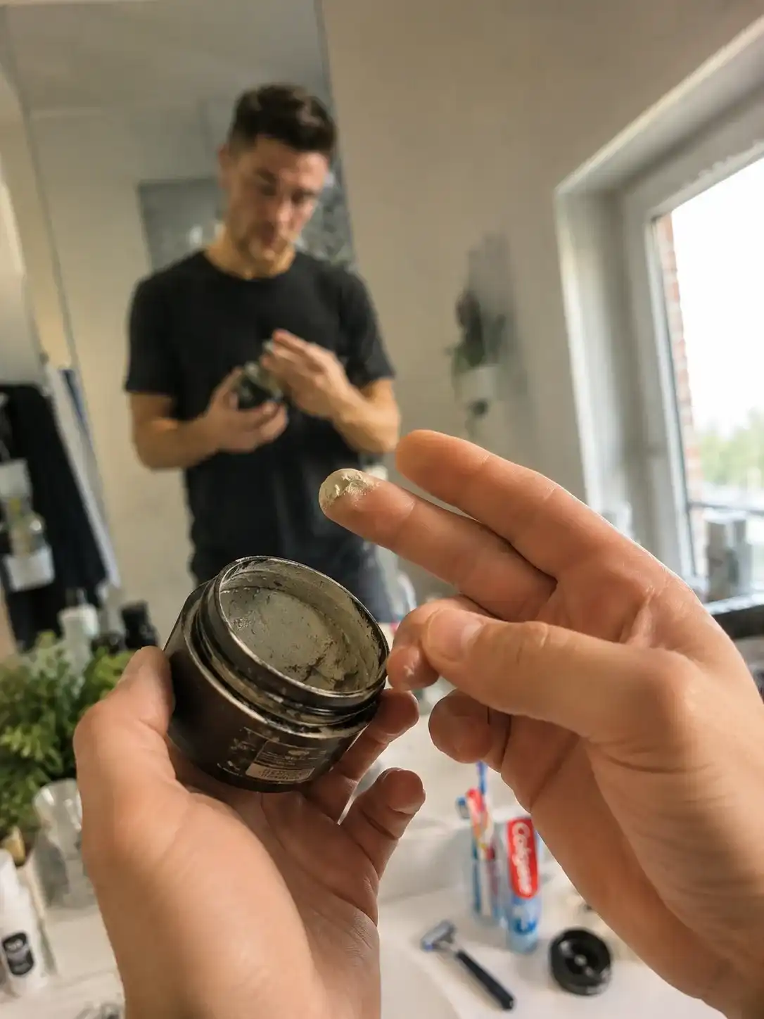 Styling für Business Frisuren Männer: mattes Haarpaste sorgt für einen gepflegten Look ohne starken Glanz