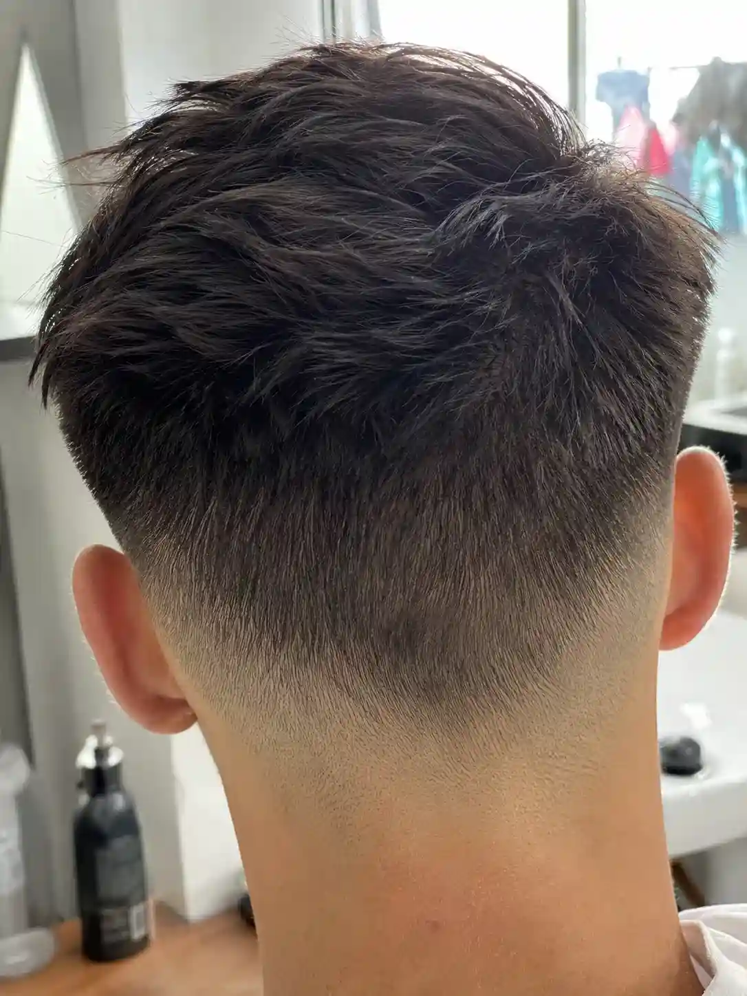 Undercut als eine der beliebtesten coolen Frisuren für Jungs ab 10 mit kurzen Seiten