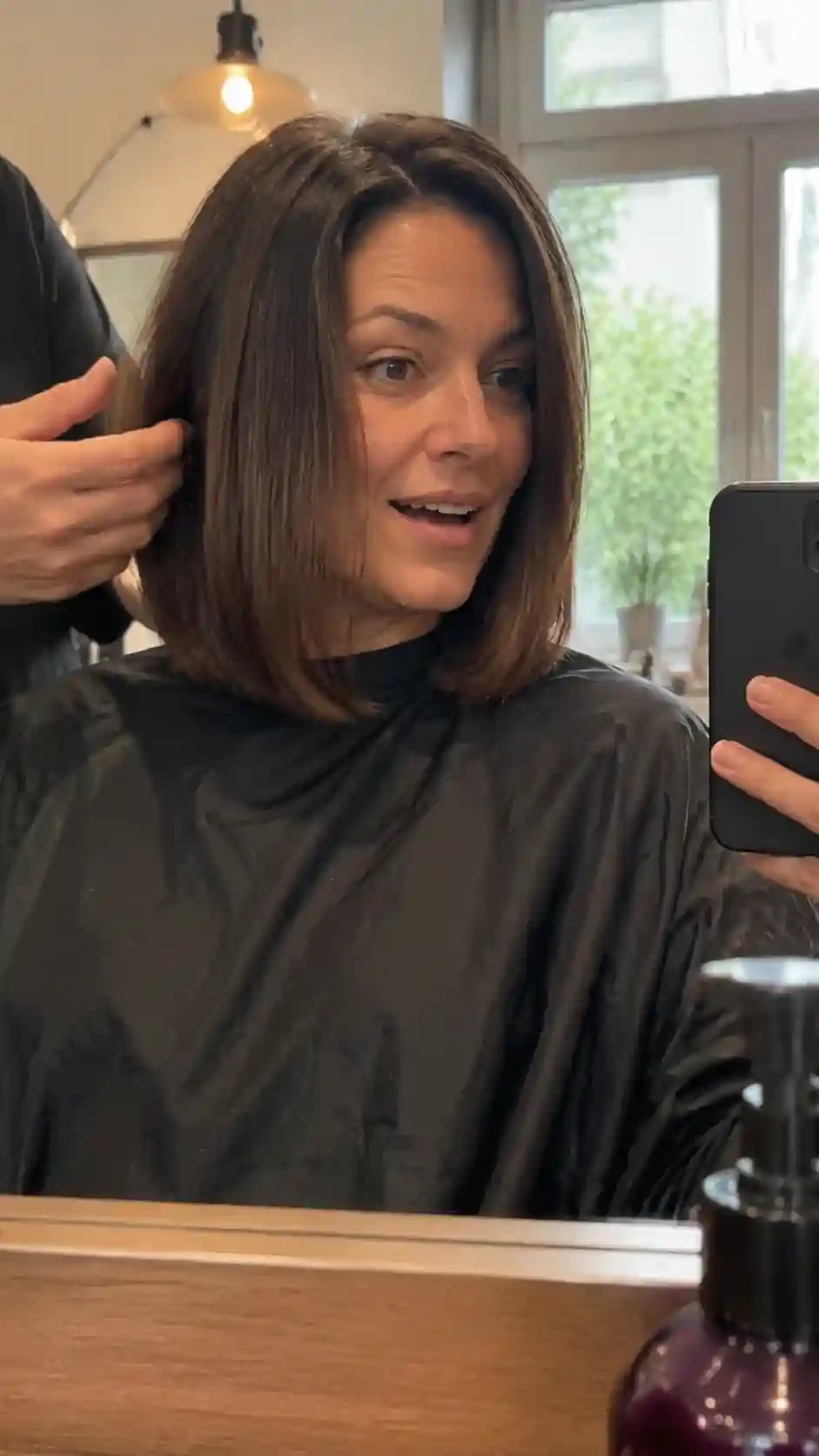 Zufriedene Kundin nach neuer Frisur im Salon