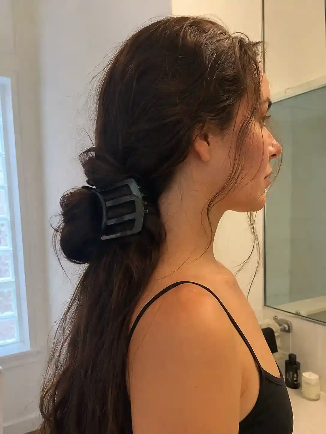 Seitenansicht einer Frisur mit Haarklammer in extra großer Ausführung für dickes, langes Haar am Hinterkopf - Frisuren mit Haarklammer