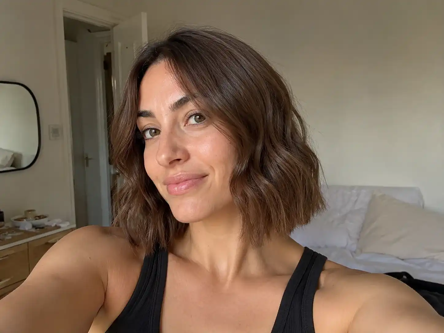 Blunt Bob mit weichen Wellen gestylt, lässiger Soft-Look mit sichtbarer gerader Grundstruktur